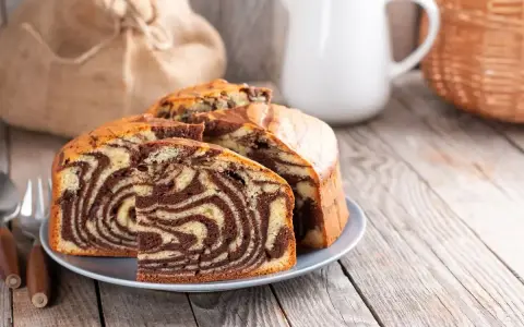 Torta zebrata, soffice e golosa, preparata in friggitrice ad aria. Perfetta per la colazione o la merenda.