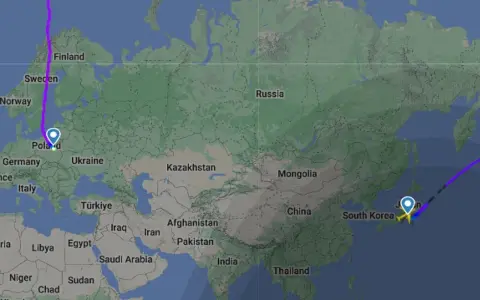 Trasa lotu z Polski do Japonii. Zastanawiasz się, ile się leci do Japonii? Ta mapa pokazuje podróż przez Europę i Azję.