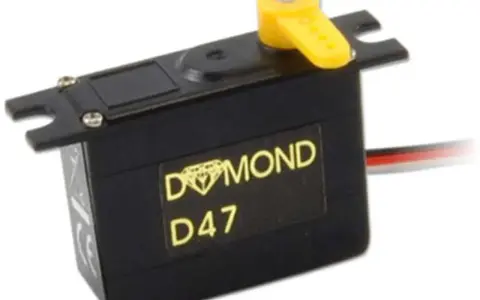 Schwarzes dymond servo D47 mit gelbem Hebel und Kabeln.