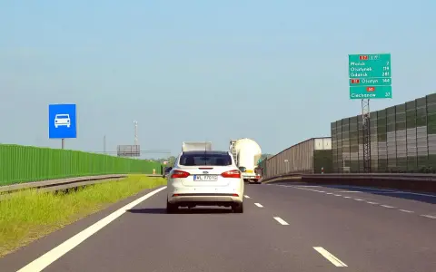 Jazda po polskich drogach. Samochód osobowy i ciężarówka na autostradzie S7 w kierunku Gdańska.