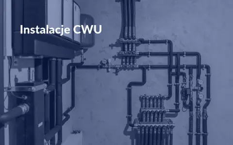 Złożona instalacja CWU z widocznym kotłem i rozdzielaczami.