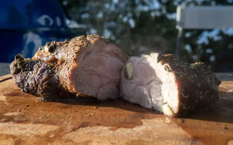 Soczysta karkówka z czosnkiem i ziołami, idealna do grillowania. Dowiedz się, ile grillować karkówkę na grillu elektrycznym, by była perfekcyjna.