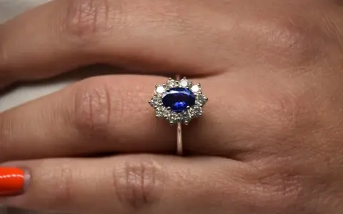 Anello con zaffiro blu intenso e diamanti, un simbolo di saggezza e nobiltà. Il suo significato è profondo.
