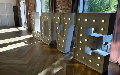 Podświetlane litery LOVE, idealne atrakcje na wesele, tworzą romantyczną atmosferę.
