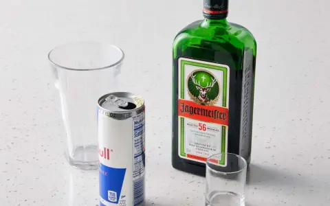 Jägerbomba: Jak zrobić i czy warto ryzykować zdrowie?