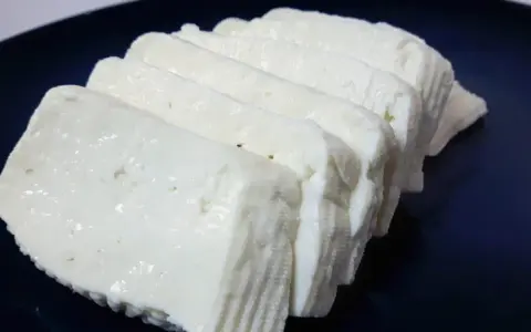 Czy halloumi ma laktozę? Sprawdź, czy możesz jeść ten ser bez obaw