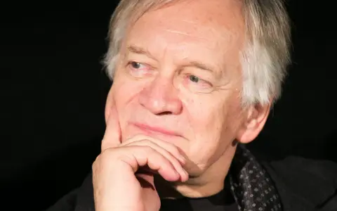 Portret Andrzeja Seweryna z dłonią podpartą na policzku. Zastanawia się, ile lat ma Andrzej Seweryn.
