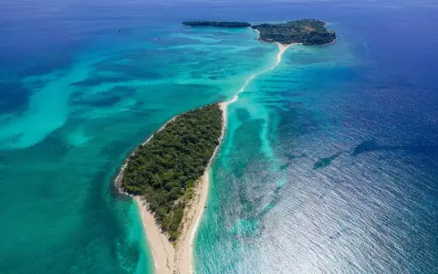 Rajskie plaże i turkusowa woda na Madagaskarze. Idealne miejsce na wakacje marzeń, gdzie można poczuć się jak na bezludnej wyspie.
