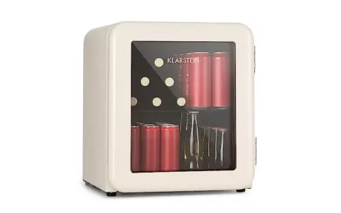 Mini-frigo Klarstein rempli de canettes rouges et de bouteilles. Son fonctionnement est silencieux, idéal pour un faible niveau sonore d'un frigo.