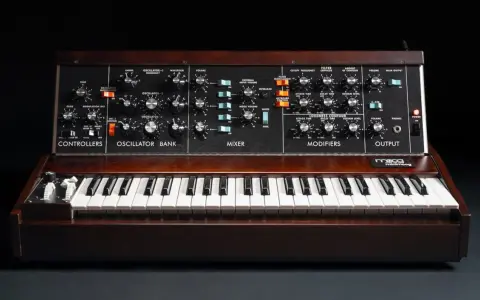 Ein Moog Minimoog-Synthesizer, ikonisch für die 70er Jahre und die Geburt von Synthesizer Musik.