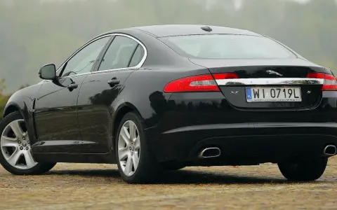 Czarne Jaguar XF 2.7 diesel, widok z tyłu. Opinie o tym modelu często podkreślają jego elegancję i komfort.