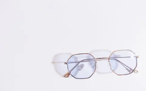 Eleganckie okulary sześciokątne z niebieskimi soczewkami, idealne dla osób ceniących styl i oryginalność.