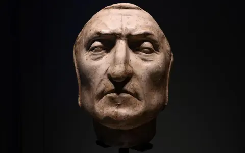 Masque de Dante, un moulage en plâtre aux traits marqués, le regard pensif, évoquant le poète.