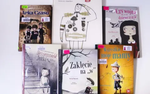 Książka o wojnie dla dzieci "Czy wojna jest dla dziewczyn?" obok innych tytułów.