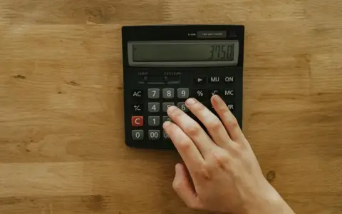 Main tenant utilise une calculatrice pour déterminer quel compte bancaire à l'étranger doit-on déclarer.