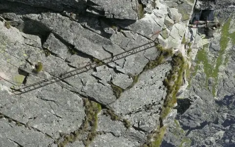 Trudna trasa Orla Perć. Metalowe drabinki i łańcuchy na skalnej ścianie. Ile osób zginęło na tej trasie?