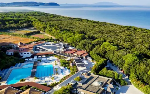Un resort con piscine, campi da tennis e mare sullo sfondo: uno dei migliori villaggi turistici in Italia sul mare.