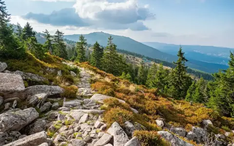 Kamienista ścieżka w górach Karkonoszach, widok na dolinę i szczyty. Szklarska Poręba jakie góry oferuje? Te!