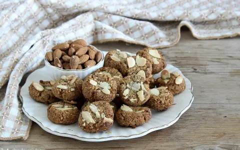 Biscotti alle mandorle, deliziosi dolci senza zucchero, perfetti per una pausa sana e gustosa.