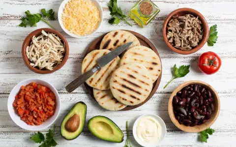 Arepas venezolanas con rellenos: pollo deshebrado, carne mechada, frijoles, queso, aguacate y ensalada.