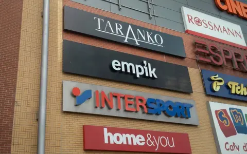 Taranko, Empik, Intersport, Home&You – ciekawe hasła reklamowe przykłady na fasadzie centrum handlowego.
