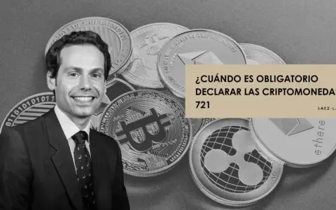 Hombre sonriente junto a monedas de criptomonedas. El texto pregunta: "¿Cuándo es obligatorio declarar las criptomonedas?". Si tienes criptomonedas, ¿tengo que declarar criptomonedas si no he vendido?