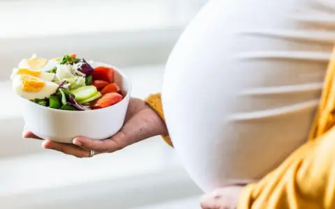 Czego nie jeść w ciąży? Pełna lista i porady dla przyszłych mam