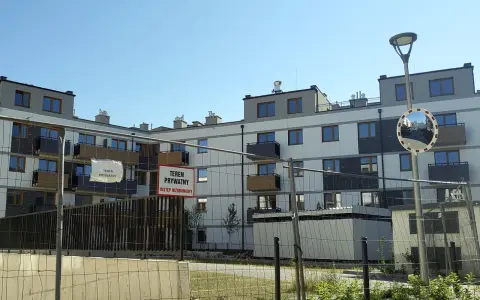 Nowe bloki, ogrodzenie i tabliczki "teren prywatny". Czy to już patodeweloperka?