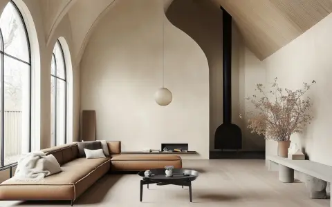 Un **salon cathédrale** aux lignes épurées, avec un canapé en cuir marron, une cheminée noire suspendue et de grandes fenêtres cintrées.