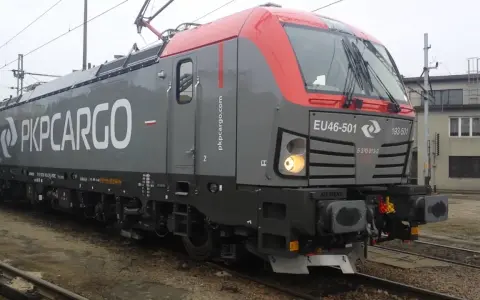 Lokomotywa PKP Cargo EU46-501 z napisem "PKPCARGO" na szarym boku i czerwonym przodem.