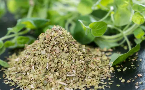 Suszone oregano, idealne do pizzy, sosów pomidorowych i dań kuchni śródziemnomorskiej. Oregano do czego dodawać? Do wszystkiego, co potrzebuje aromatycznego kopa!