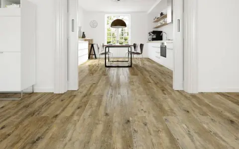 Un suelo de madera rústica que invita a cambiar el suelo de tu casa. Cocina y comedor modernos con luz natural.