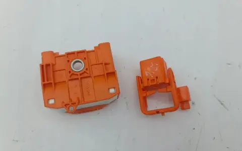 Pomarańczowy element z oznaczeniami, prawdopodobnie złącze bezpieczników do Toyota Corolla E21.