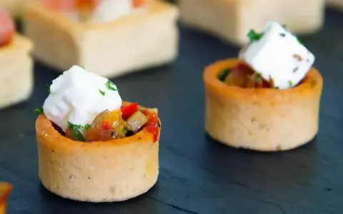 Mini tartaletki z warzywami i serem feta, idealne jako amuse bouche.