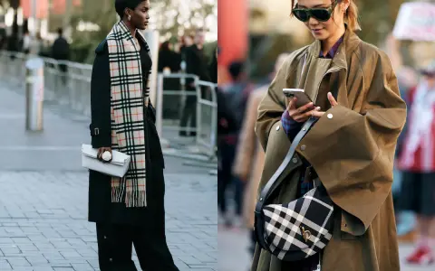 Due donne mostrano il loro outfit check significato con cappotti eleganti, sciarpe a quadri e borse di tendenza.