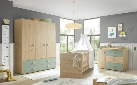 Ein liebevoll eingerichtetes Babyzimmer mit einem Kinderbett, Kleiderschrank und einer Wickelkommode DIY.