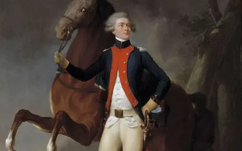 Portrait de **la Fayette** en uniforme militaire, tenant les rênes d'un cheval brun. Il porte une veste bleue avec un gilet rouge et un pantalon blanc.