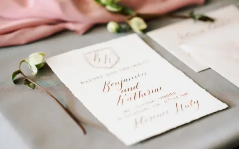 Eleganckie zaproszenia ślubne z kaligrafią. Inspiracja, jak przygotować zaproszenia na rocznicę ślubu dla rodziców i dziadków.