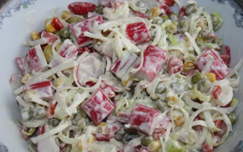 Pyszna sałatka z surimi, groszkiem, kukurydzą i porem, polana kremowym sosem. Idealna na każdą okazję.