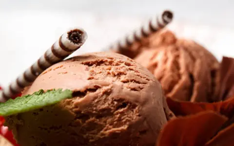 Pyszne lody czekoladowe z wafelkami i miętą. Idealne na lato, gdy zastanawiasz się, jak zrobić lody.