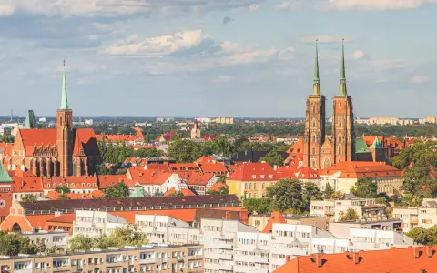 Panorama Wrocławia z katedrami i kamienicami. Idealne miejsce, by zobaczyć, co zobaczyć we Wrocławiu.