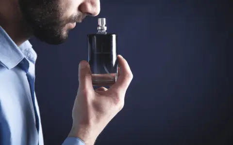 Perfumy z ogonem: Jak wybrać najtrwalsze? Ranking damskich i męskich