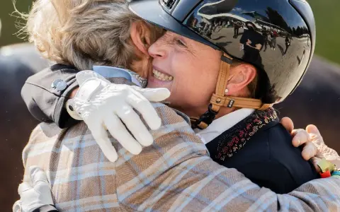 Madeleine Winter-Schulze umarmt herzlich eine Freundin nach einem erfolgreichen Reitturnier.
