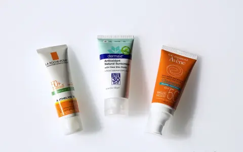 Trois tubes de crème solaire (La Roche-Posay, Dermale, Avène) pour montrer à quoi sert la crème solaire : protéger la peau des rayons UV.