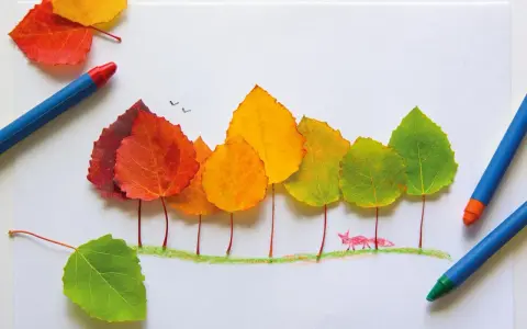 Bunte Herbstblätter werden zu Bäumen arrangiert. Ein kleiner Fuchs schaut neugierig hervor. Perfekt für Herbst basteln Kinder!