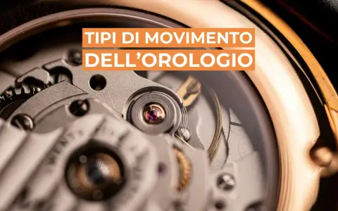 Dettaglio delle parti di un movimento di orologio meccanico, con ingranaggi e rubini visibili.
