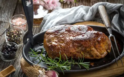 Rozpływająca się karkówka z piekarnika, soczysta i aromatyczna, podana z rozmarynem i czosnkiem. Idealna na rodzinny obiad.
