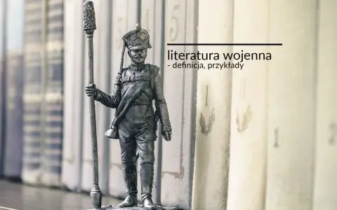 Figurka żołnierza na tle regału z książkami.