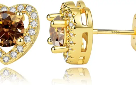 Orecchini a forma di cuore dorati con zirconi bianchi e una pietra centrale color cognac. L'oro contiene nichel, ma il design è elegante.