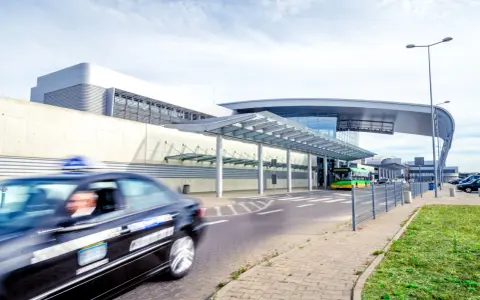 Parking Lotnisko Poznań: Ceny od 100 zł i jak zaoszczędzić